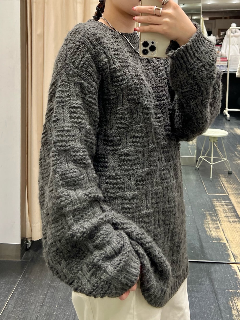 グレー系のニット/セーター、ホワイト系のその他パンツを着用したレディースの秋コーディネートの3枚目の写真