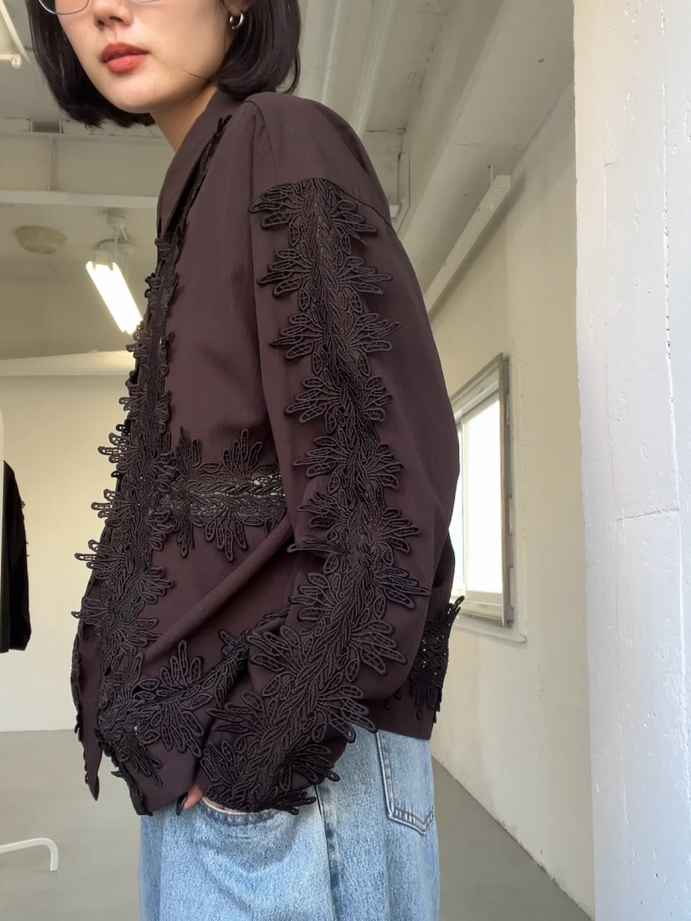 ブラウン系のシャツ/ブラウスを着用したレディースの冬コーディネートの2枚目の写真