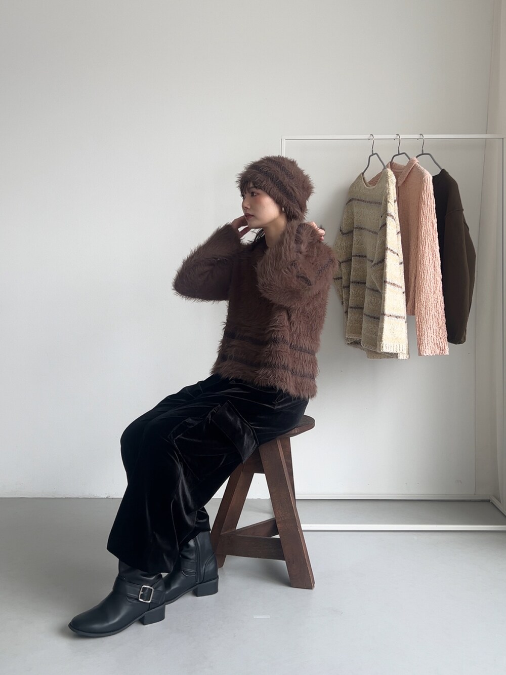 ブラック系のその他パンツ、ブラウン系のニット/セーター、ブラック系のブーツを着用したレディースの秋コーディネートの2枚目の写真