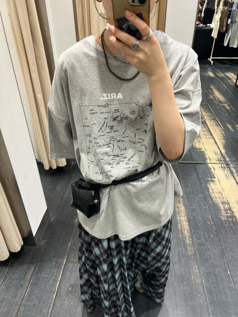 グレー系のTシャツ/カットソー、ブラック系のショルダーバッグ、ブラウン系のワンピースを着用したレディースの夏コーディネートの2枚目の写真