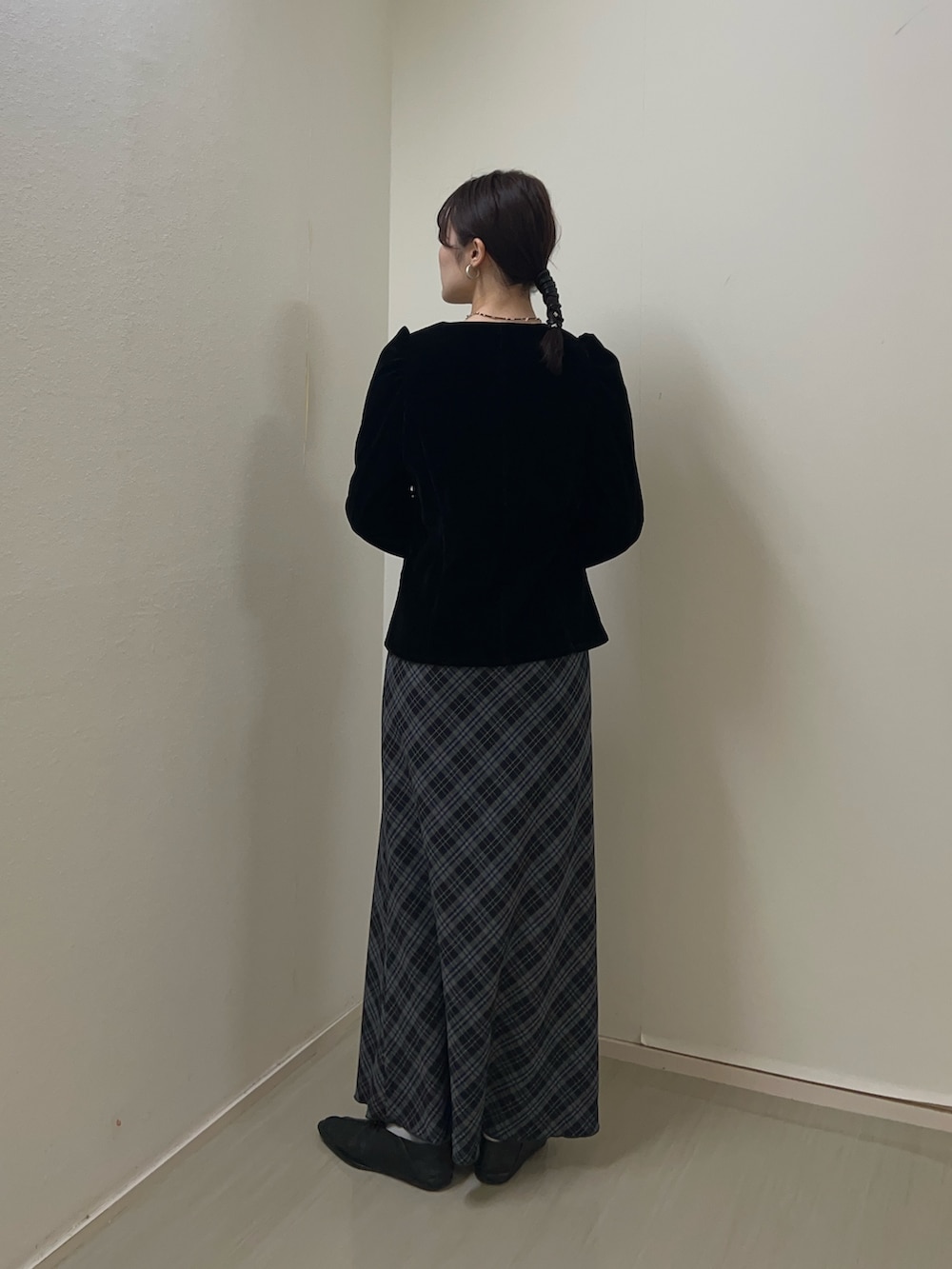 ブラック系のシャツ/ブラウス、ブルー系のスカートを着用したレディースの冬コーディネートの2枚目の写真