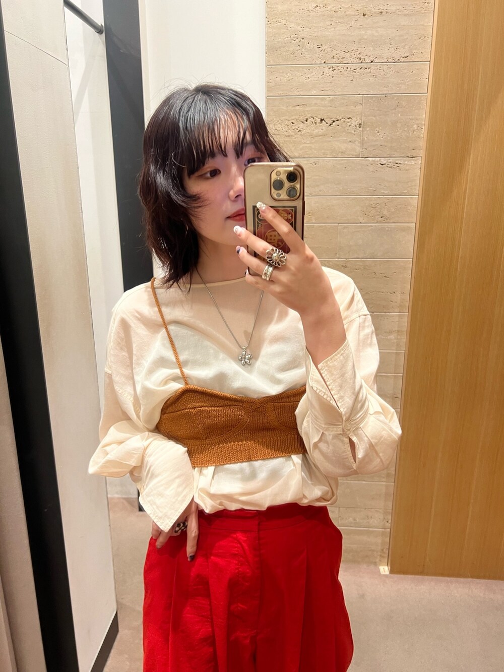 レッド系のその他パンツ、ブラウン系のベスト、ブラック系のその他シューズを着用したレディースの春コーディネートの2枚目の写真