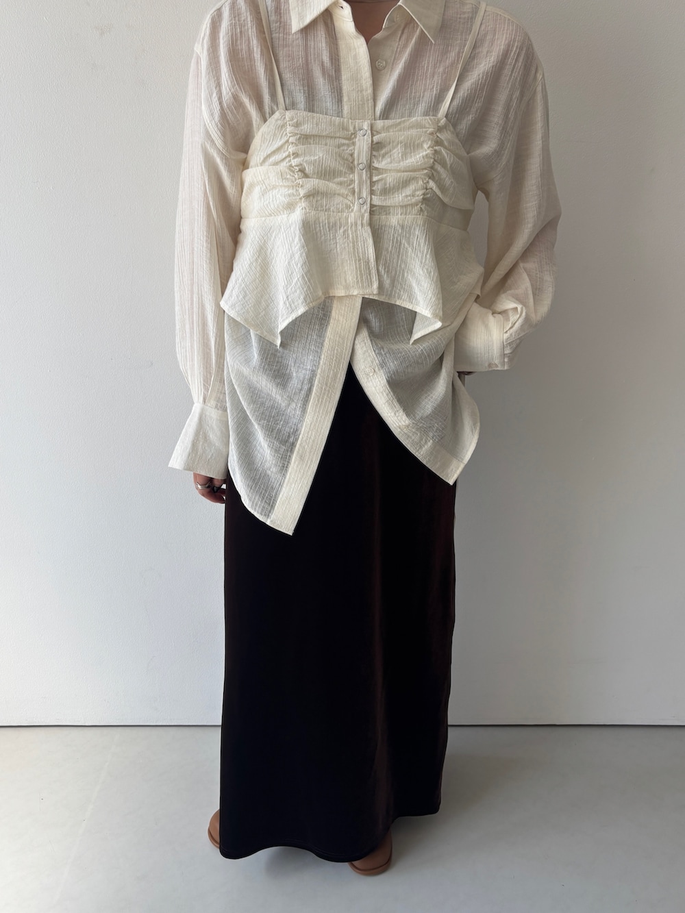 ホワイト系のシャツ/ブラウス、ブラウン系のブーツを着用したレディースの夏コーディネートの4枚目の写真