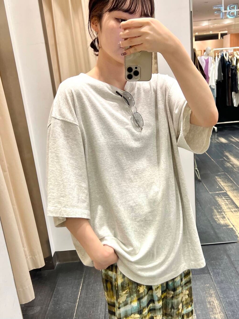 ブラウン系のサンダル、ベージュ系のTシャツ/カットソー、グリーン系のその他パンツを着用したレディースの夏コーディネートの2枚目の写真