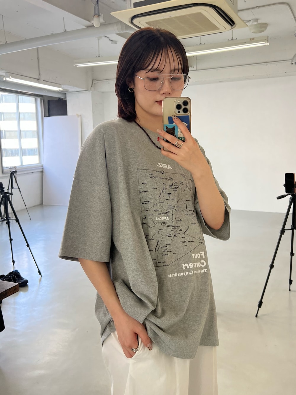 ホワイト系のその他パンツを着用したレディースの春コーディネートの2枚目の写真