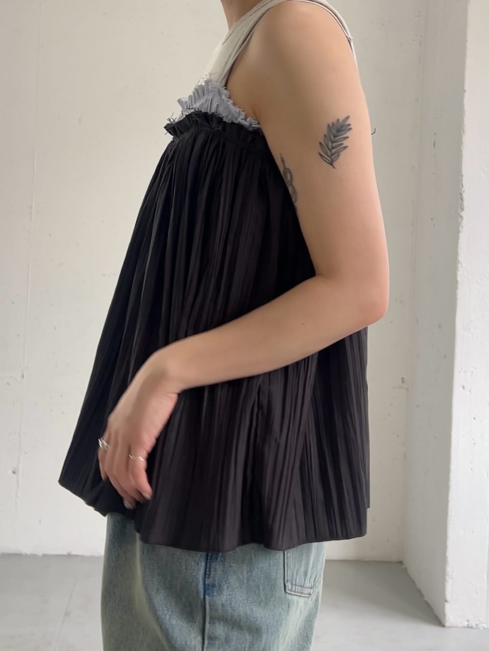 グレー系のその他トップス、ブルー系のデニムパンツ、ブラック系のその他シューズを着用したレディースの春コーディネートの2枚目の写真