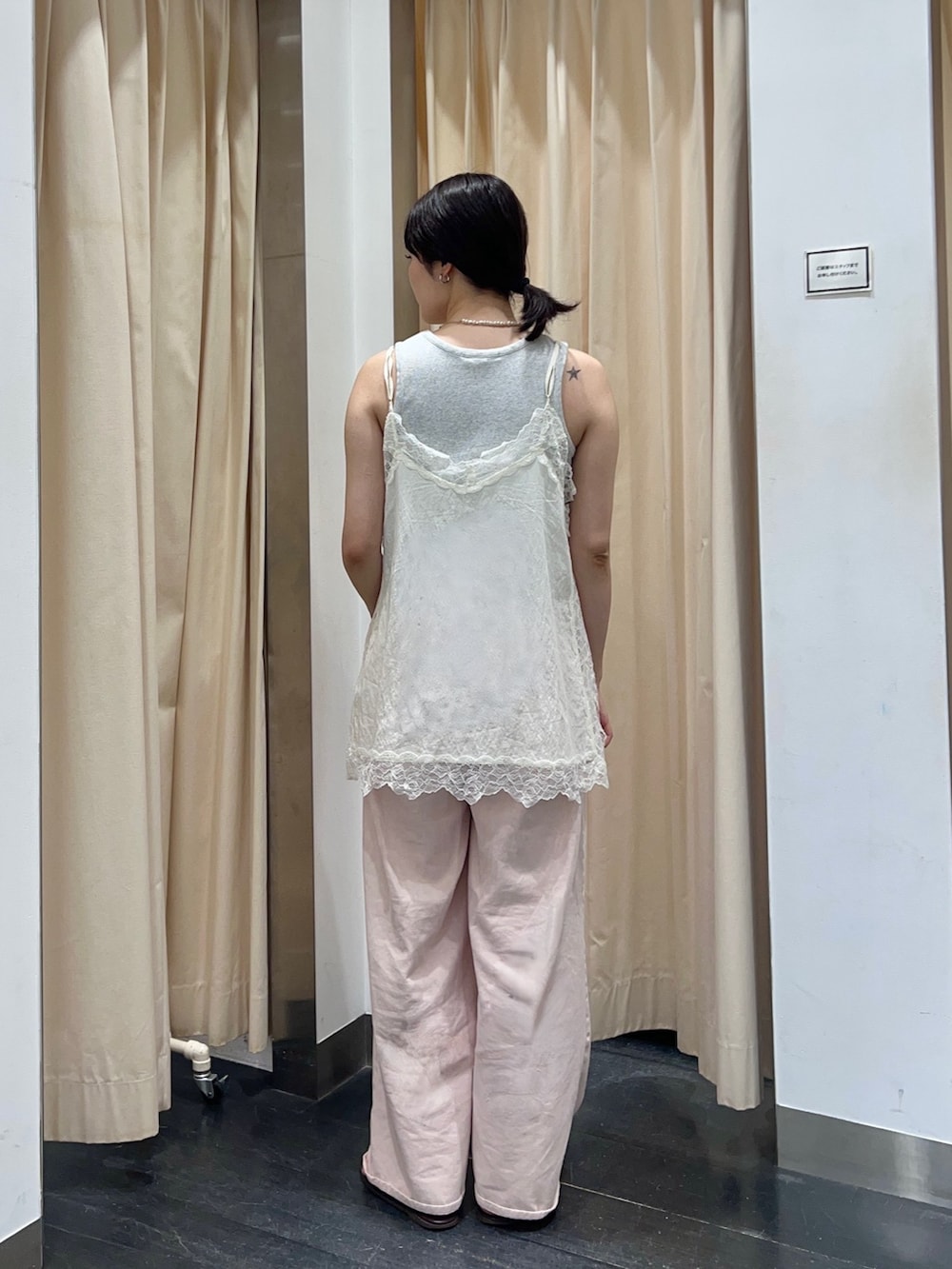 ホワイト系のキャミソール、ピンク系のその他パンツを着用したレディースの夏コーディネートの2枚目の写真