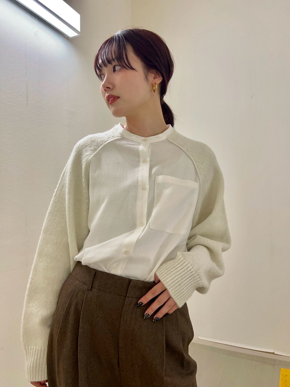 ブラウン系のその他パンツ、ホワイト系のシャツ/ブラウスを着用したレディースの秋コーディネートの3枚目の写真