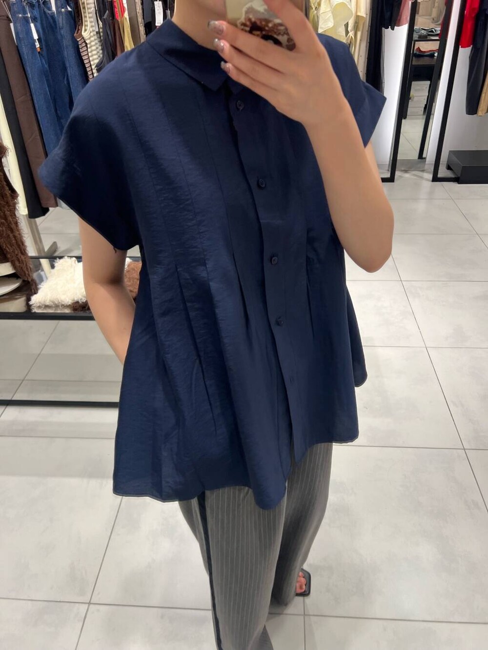 ブルー系のシャツ/ブラウス、グレー系のその他パンツを着用したレディースの夏コーディネートの2枚目の写真