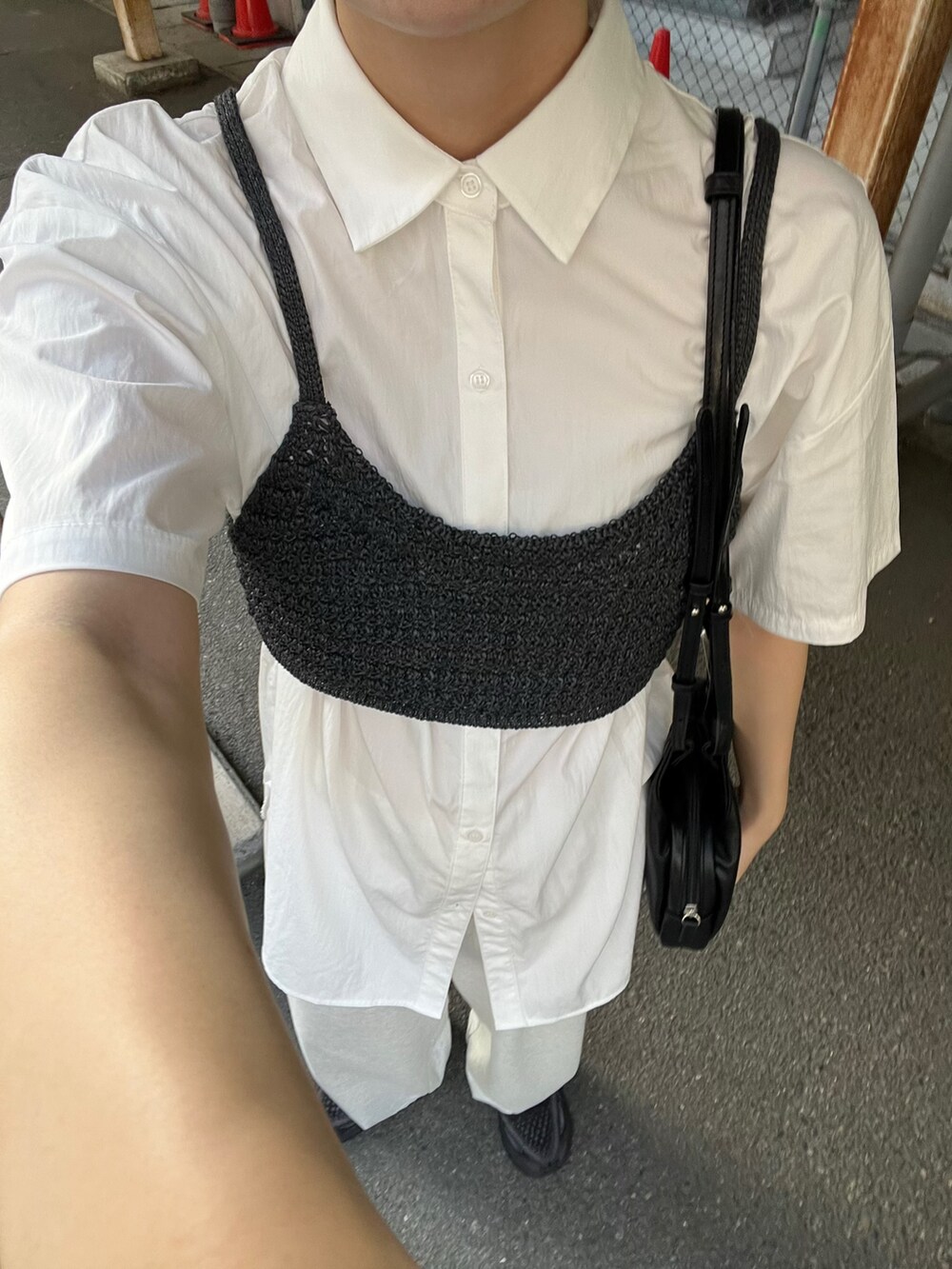 ホワイト系のシャツ/ブラウス、ホワイト系のその他パンツ、ブラック系のショルダーバッグを着用したレディースの夏コーディネートの2枚目の写真