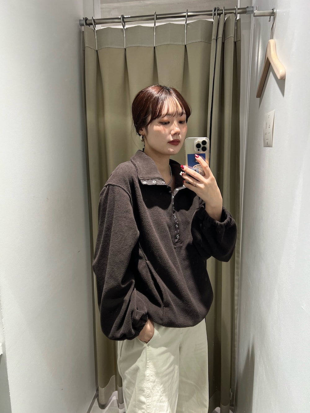 ブラウン系のその他トップス、ホワイト系のその他パンツ、ブラウン系のブーツを着用したレディースの冬コーディネートの2枚目の写真