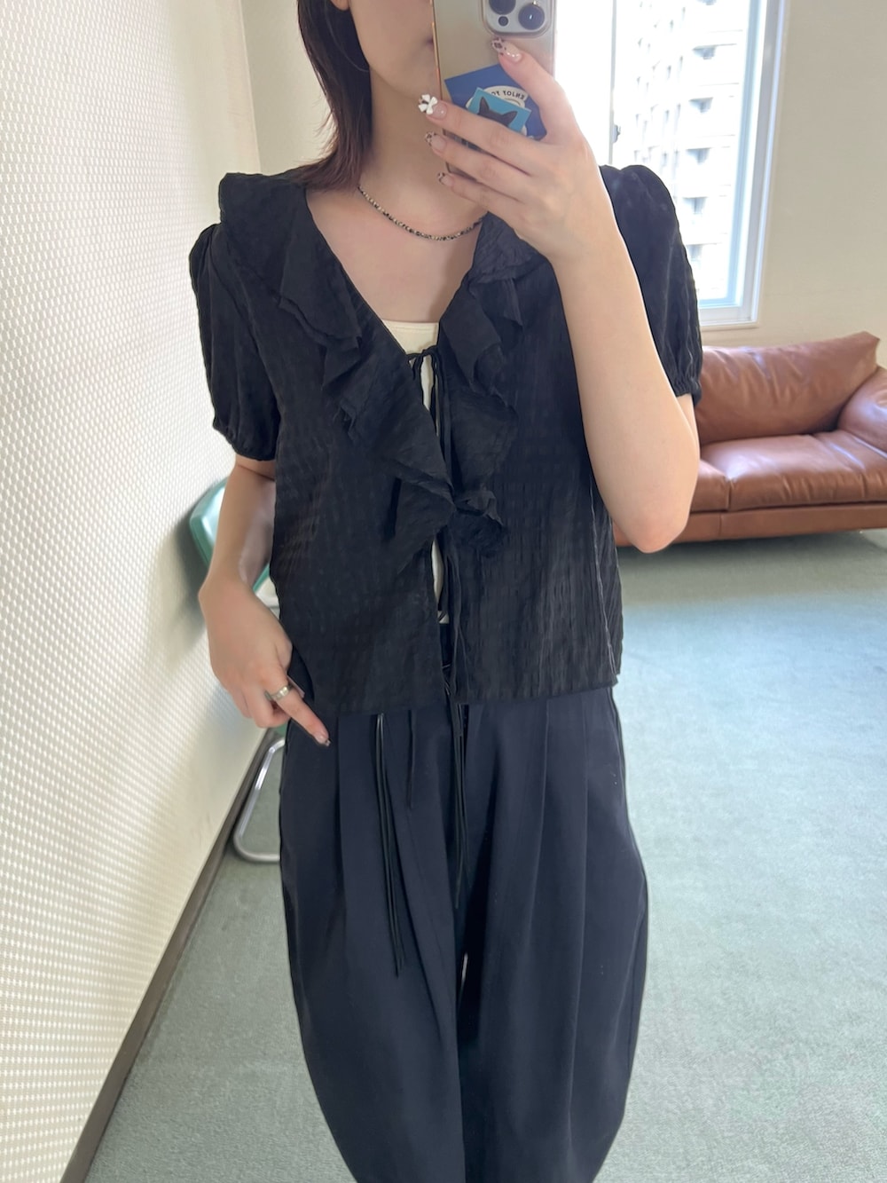 ブラック系のシャツ/ブラウス、ブルー系のその他パンツ、ブラック系のサンダルを着用したレディースの夏コーディネートの2枚目の写真