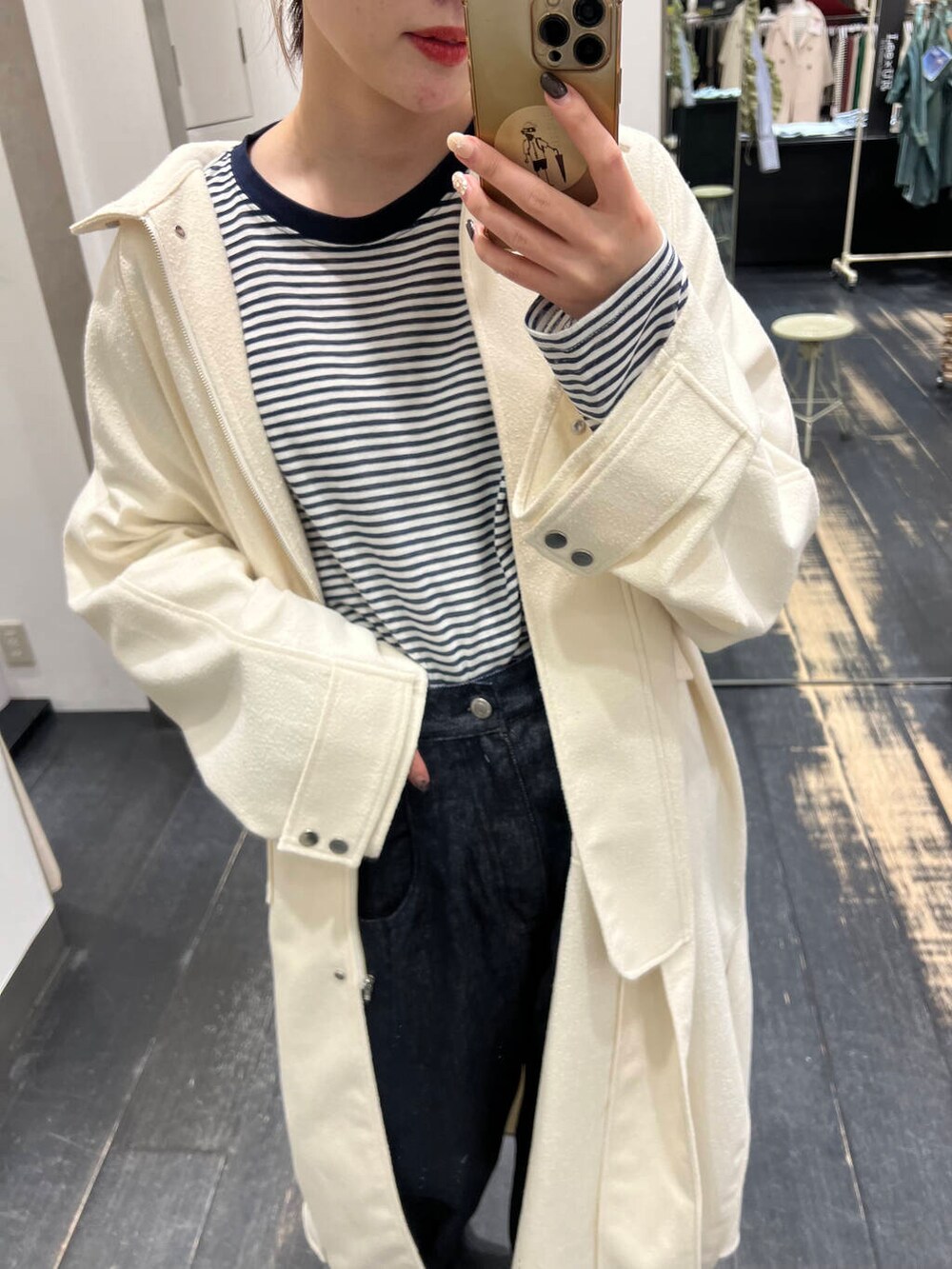 「大人カジュアル、デニム、カジュアルコーデ、ボーダー、kbf_ootd、KBF、春コーデ、スプリングコート、デニムコーデ、ボーダーカットソー、高身長コーデ、骨格ナチュラル」｜「KBFの『一部WEB限定カラー』『3サイズ展開』BIGポケットデザインデニム（デニムパンツ、ブルー系）」を使った、furi82さん（レディース・165cm）の冬コーディネートの2枚目の写真