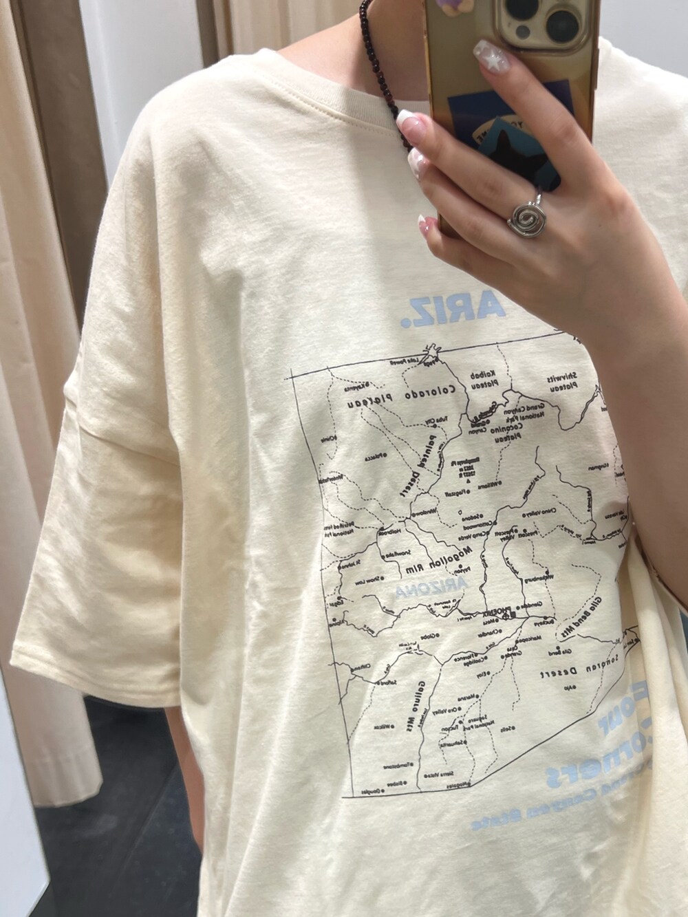 ホワイト系のTシャツ/カットソー、ブラウン系のその他パンツ、ブラック系のサンダルを着用したレディースの夏コーディネートの2枚目の写真