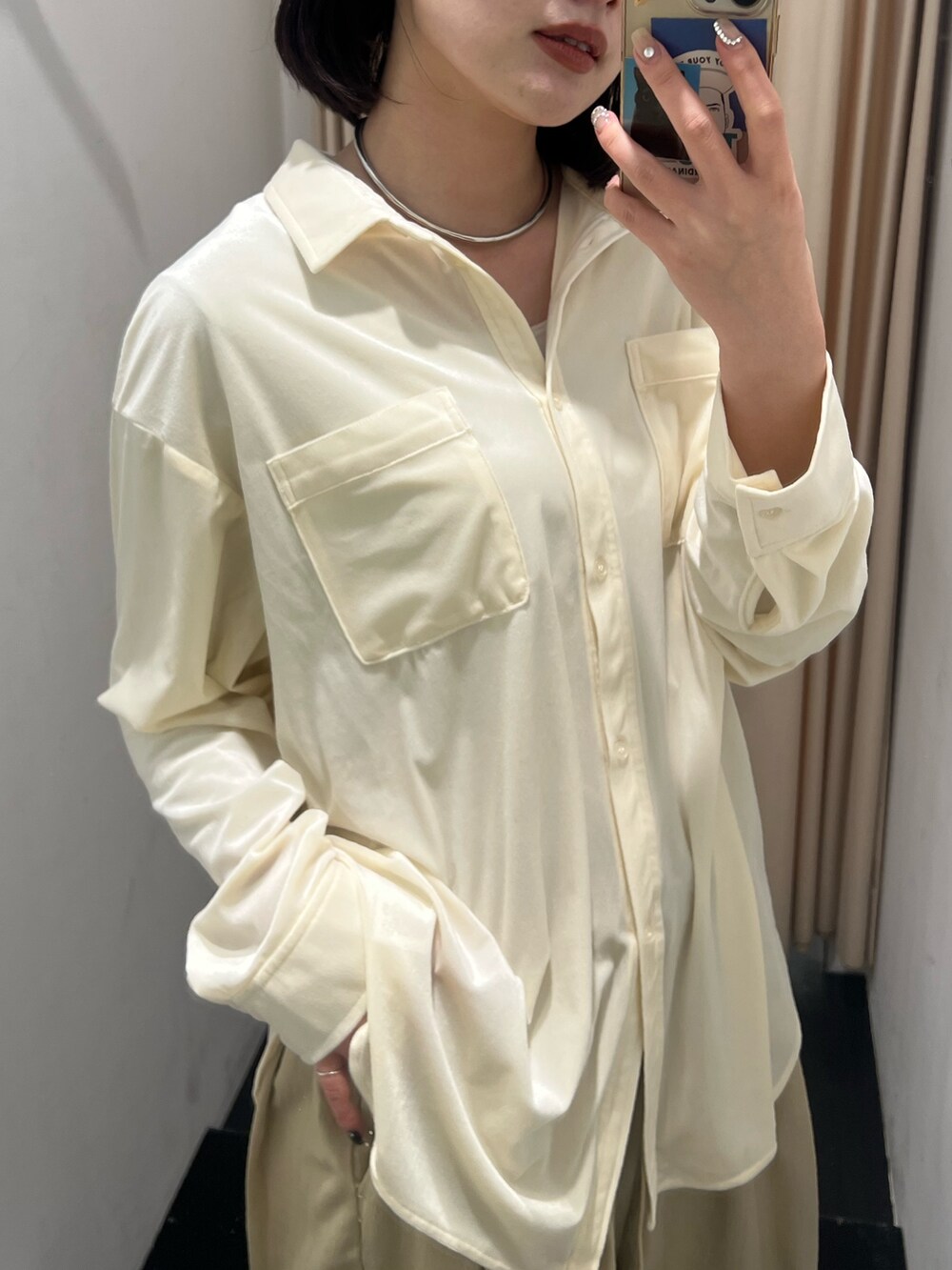 ホワイト系のシャツ/ブラウス、ベージュ系のその他パンツ、ベージュ系のボストンバッグを着用したレディースの冬コーディネートの3枚目の写真