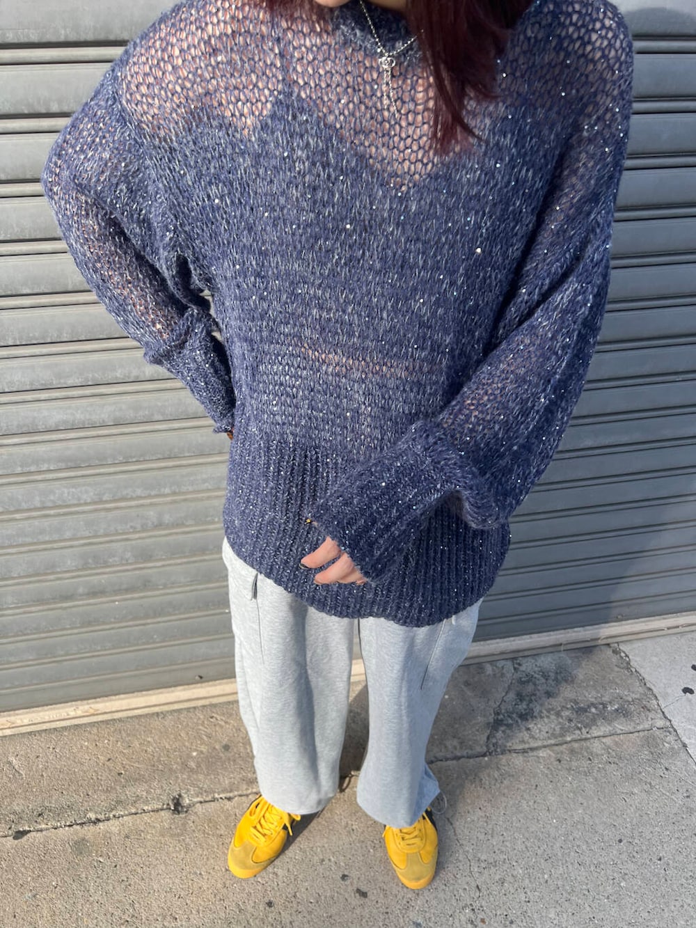 ブルー系のニット/セーター、グレー系のハンチング/ベレー帽を着用したレディースの秋コーディネートの3枚目の写真