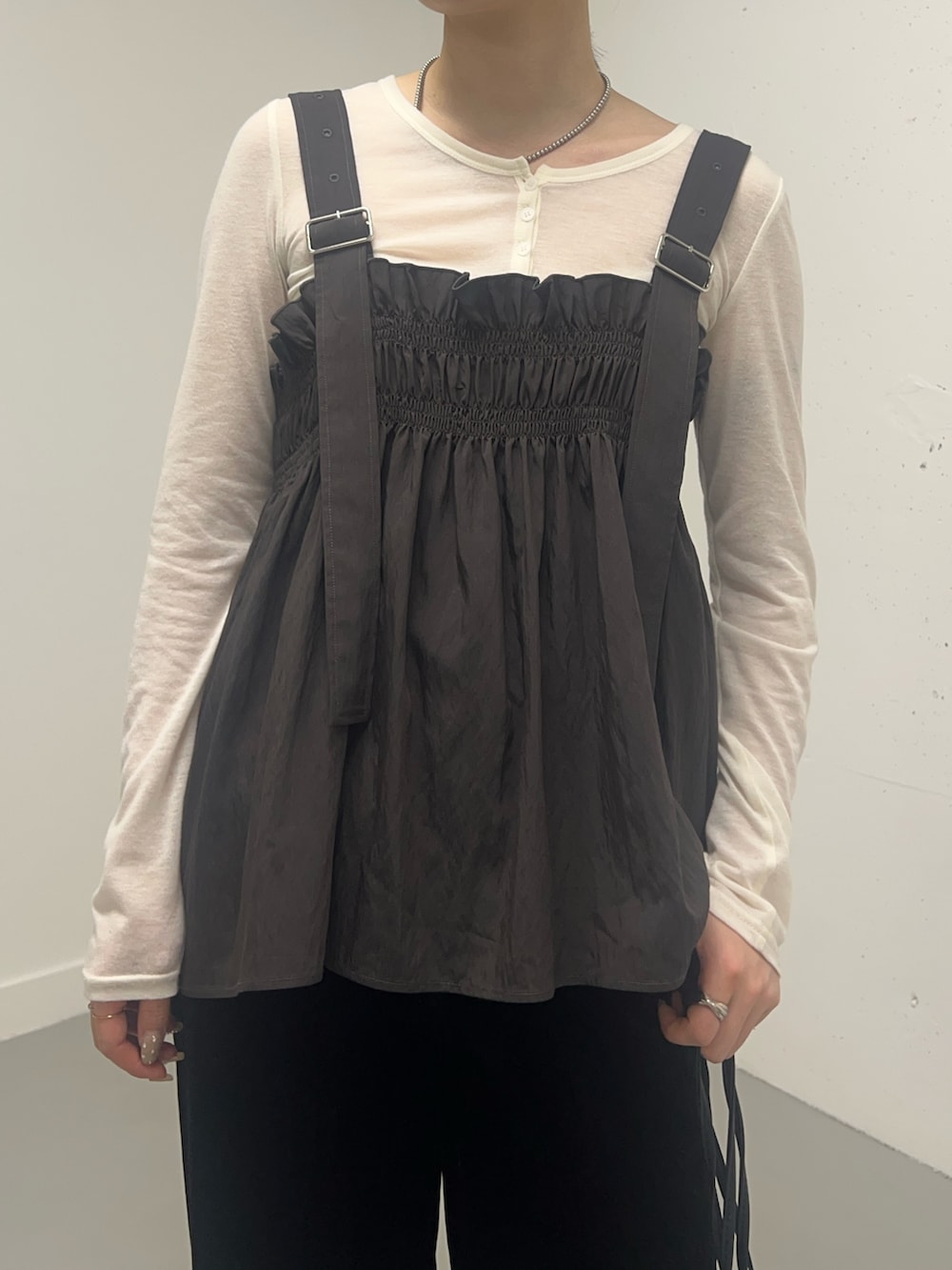 グレー系のその他トップス、ブラック系のデニムパンツ、ブラック系のショルダーバッグを着用したレディースの冬コーディネートの3枚目の写真