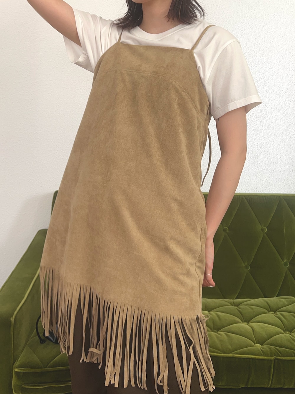 ホワイト系のTシャツ/カットソー、ベージュ系のワンピース、ブラウン系のその他パンツを着用したレディースの夏コーディネートの2枚目の写真