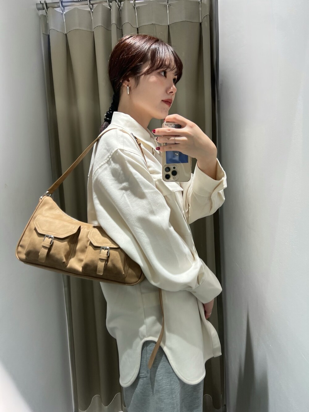 イエロー系のショルダーバッグ、ホワイト系のシャツ/ブラウス、グレー系のその他パンツを着用したレディースの冬コーディネートの3枚目の写真