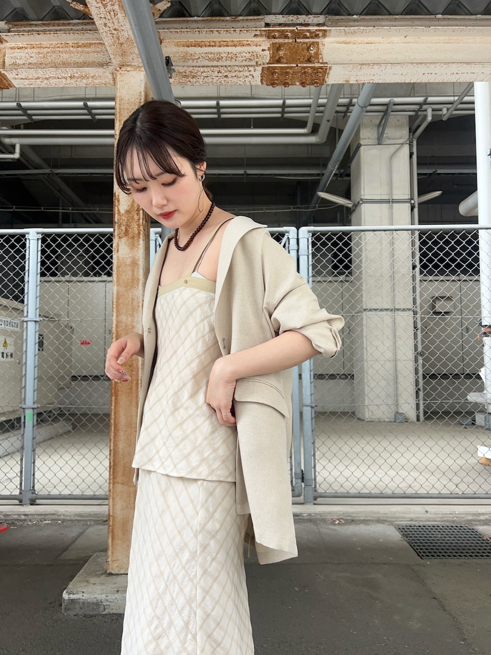ベージュ系のその他アウター、ベージュ系のセットアップを着用したレディースの春コーディネートの2枚目の写真