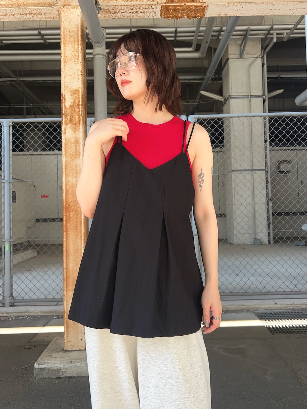 ブラック系のその他トップス、ホワイト系のその他パンツ、レッド系のタンクトップを着用したレディースの夏コーディネートの3枚目の写真