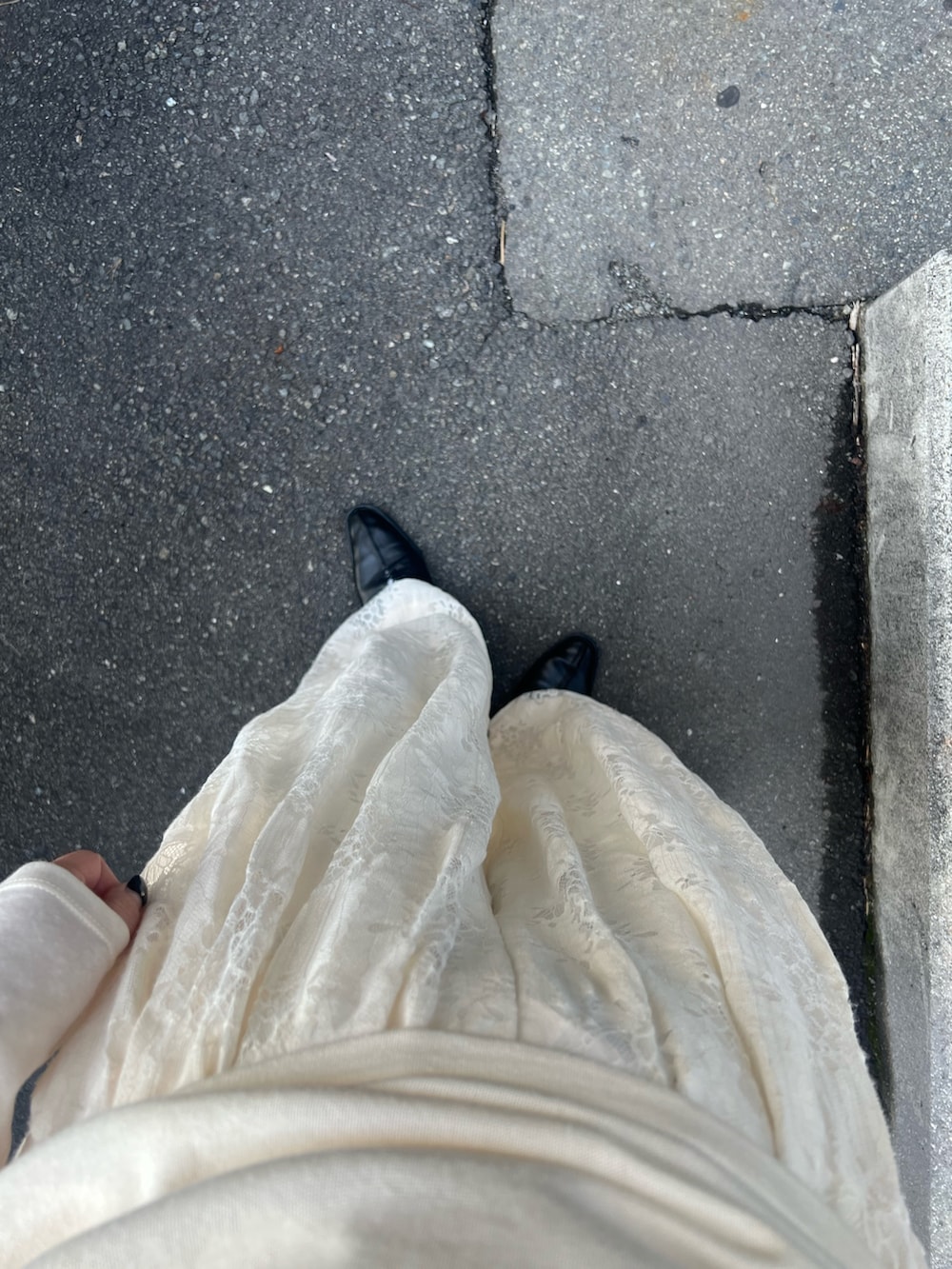 ホワイト系のTシャツ/カットソー、ホワイト系のその他パンツを着用したレディースの冬コーディネートの3枚目の写真