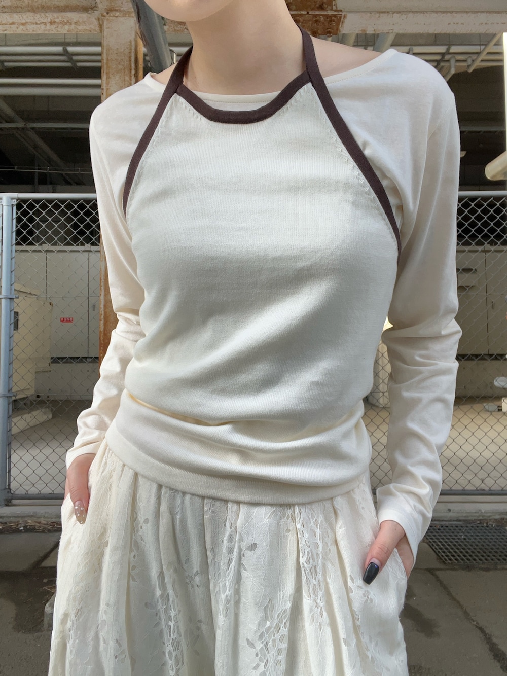 ホワイト系のTシャツ/カットソー、ホワイト系のその他パンツを着用したレディースの冬コーディネートの4枚目の写真