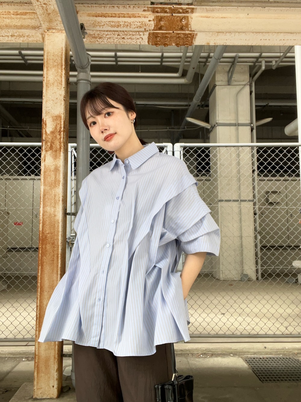 ブルー系のシャツ/ブラウスを着用したレディースの夏コーディネートの3枚目の写真