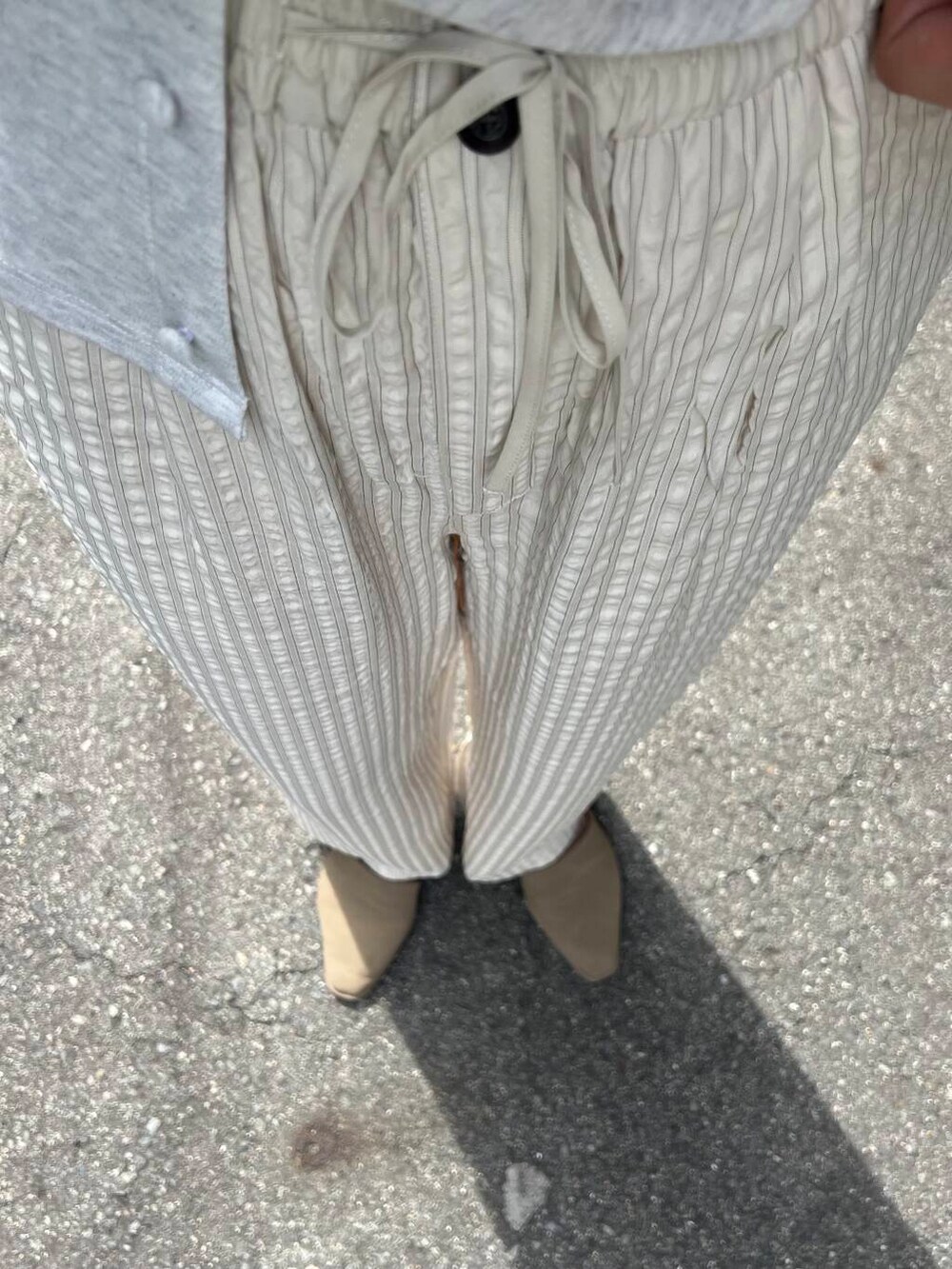 ホワイト系のショルダーバッグ、ベージュ系のその他シューズ、ベージュ系のTシャツ/カットソーを着用したレディースの春コーディネートの4枚目の写真