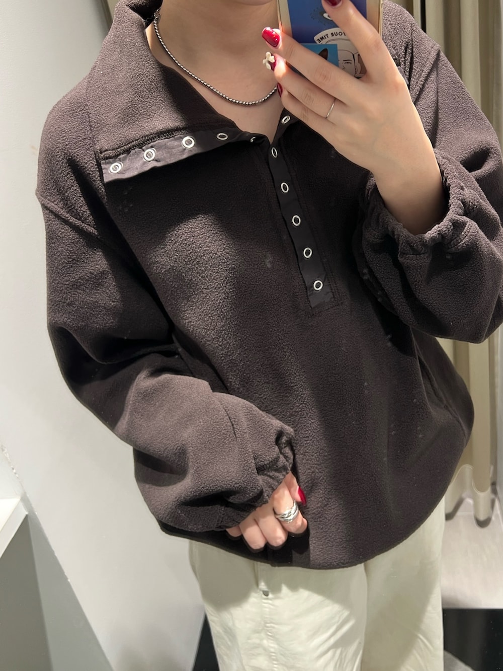 ブラウン系のその他トップス、ホワイト系のその他パンツ、ブラウン系のブーツを着用したレディースの冬コーディネートの3枚目の写真