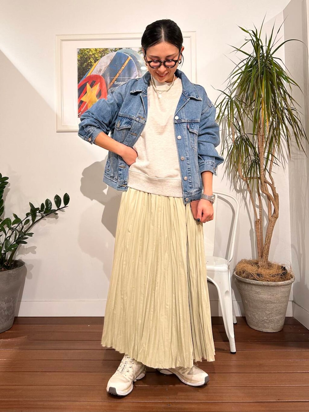 「シンプル、大人カジュアル、ママコーデ、シンプルコーデ、アラフォーコーデ、楽ちん、30代コーデ、高身長、アラフォー、イエベ、骨格ナチュラル、ママの体型カバー_骨盤、ママの体型カバー、飲み会コーデ、大人のスウェットコーデ」|「URBAN RESEARCH Sonny Labelのパールコイン二連ネックレス(ネックレス、ゴールド系)」を使った、横内さん(レディース・164cm)の冬コーディネートの3枚目の写真