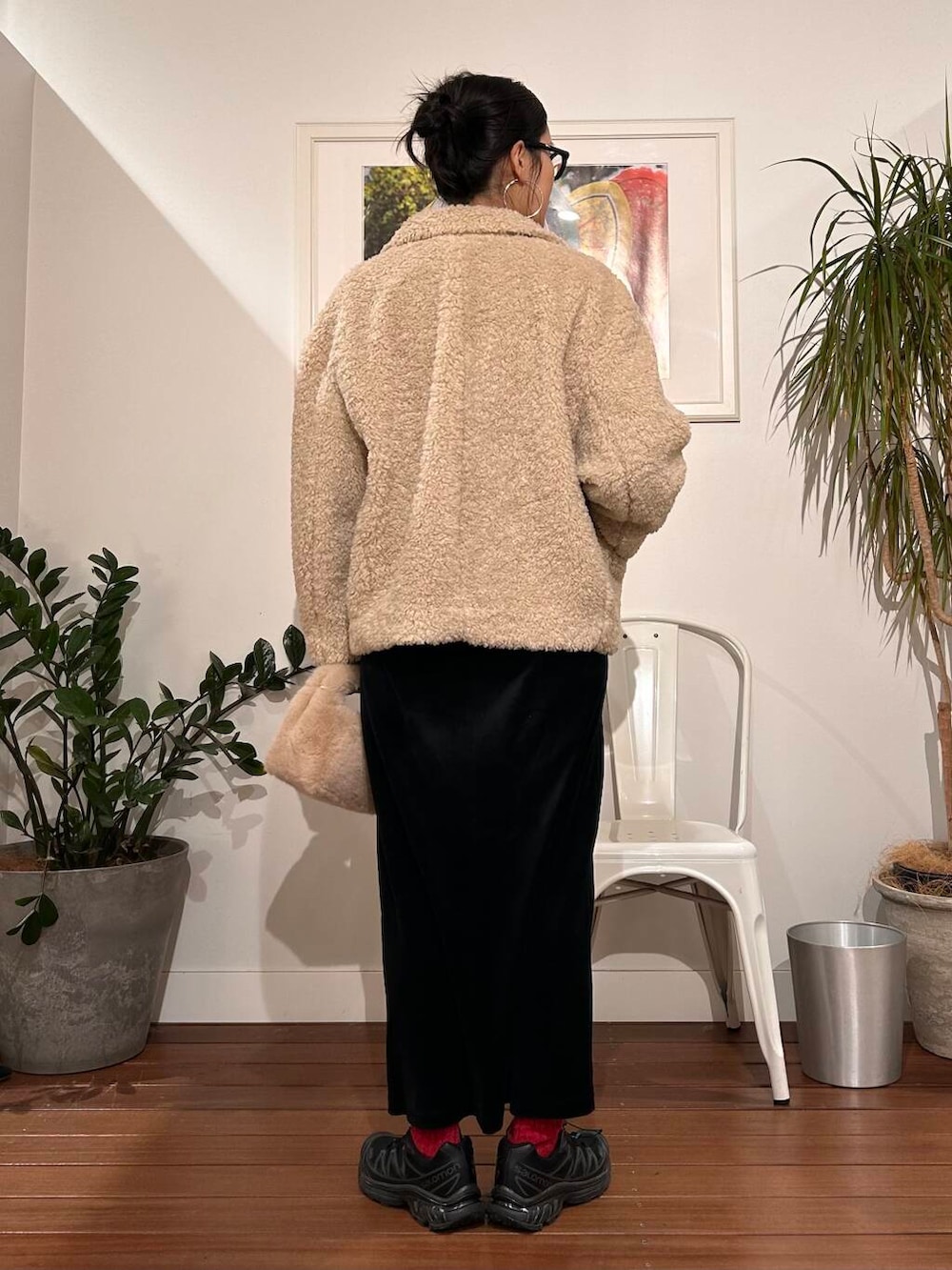 ホワイト系のブルゾン、ベージュ系のハンドバッグを着用したレディースの冬コーディネートの4枚目の写真