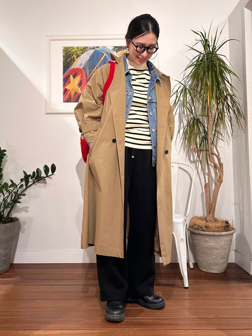 「シンプル、大人カジュアル、ママコーデ、シンプルコーデ、アラフォーコーデ、楽ちん、30代コーデ、高身長、アラフォー、イエベ、骨格ナチュラル、ママの体型カバー_骨盤、ママの体型カバー、高身長オススメアウター、最旬アウターコーデ」|「URBAN RESEARCH Sonny LabelのI LOVE YOU TOTEBAG(トートバッグ、レッド系)」を使った、横内さん(レディース・164cm)の冬コーディネートの2枚目の写真