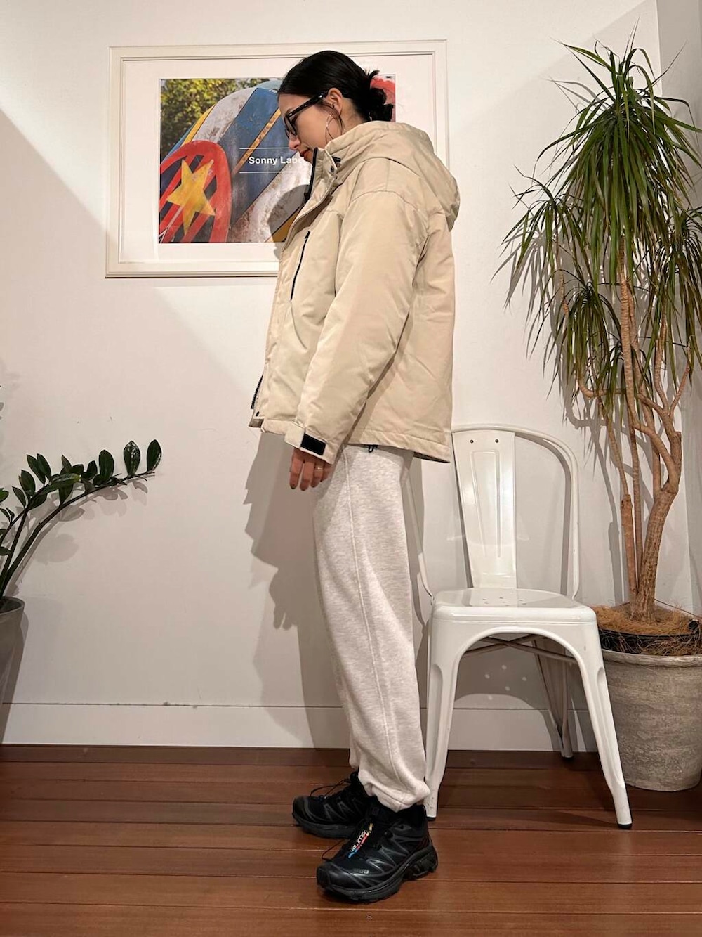 ベージュ系のダウンジャケット/コート、ブルー系のニット/セーター、ベージュ系のその他パンツを着用したレディースの秋コーディネートの2枚目の写真