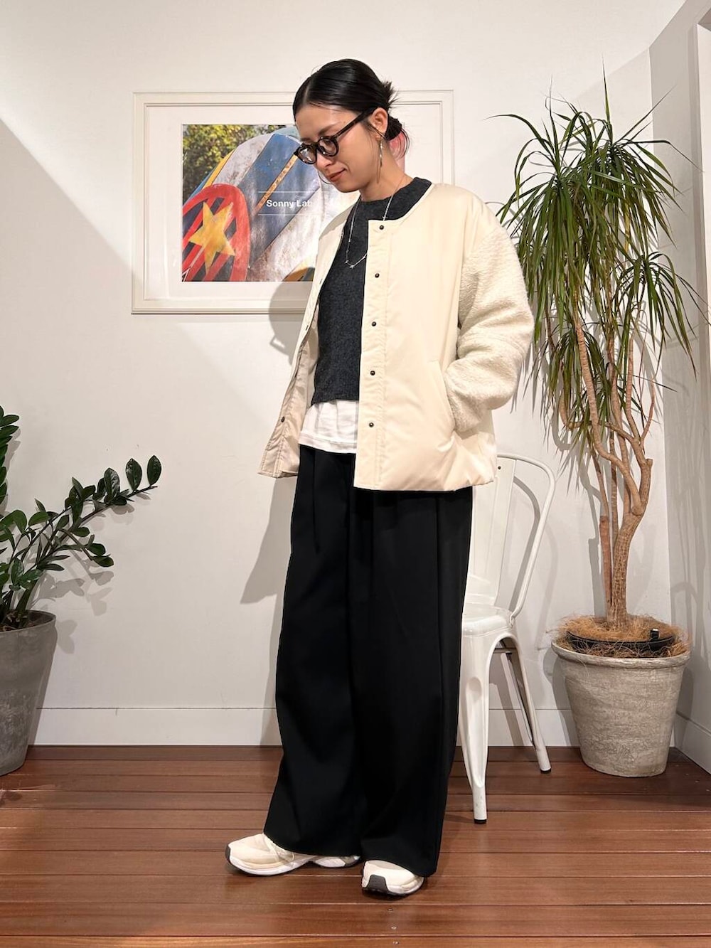 ブラック系のその他パンツ、ホワイト系のブルゾンを着用したレディースの冬コーディネートの5枚目の写真