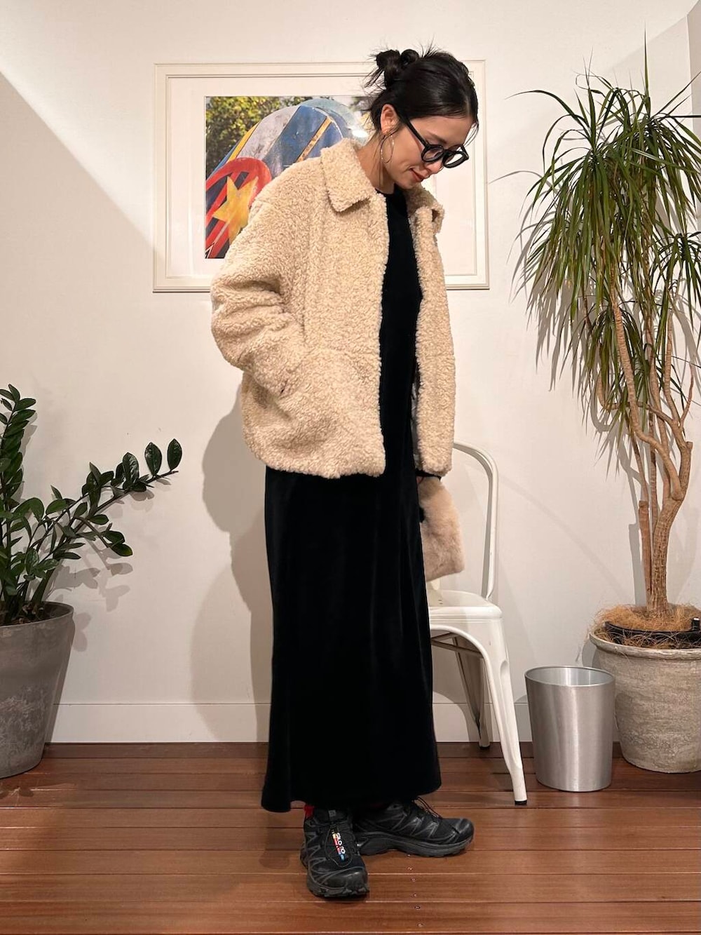 ホワイト系のブルゾン、ベージュ系のハンドバッグを着用したレディースの冬コーディネートの6枚目の写真