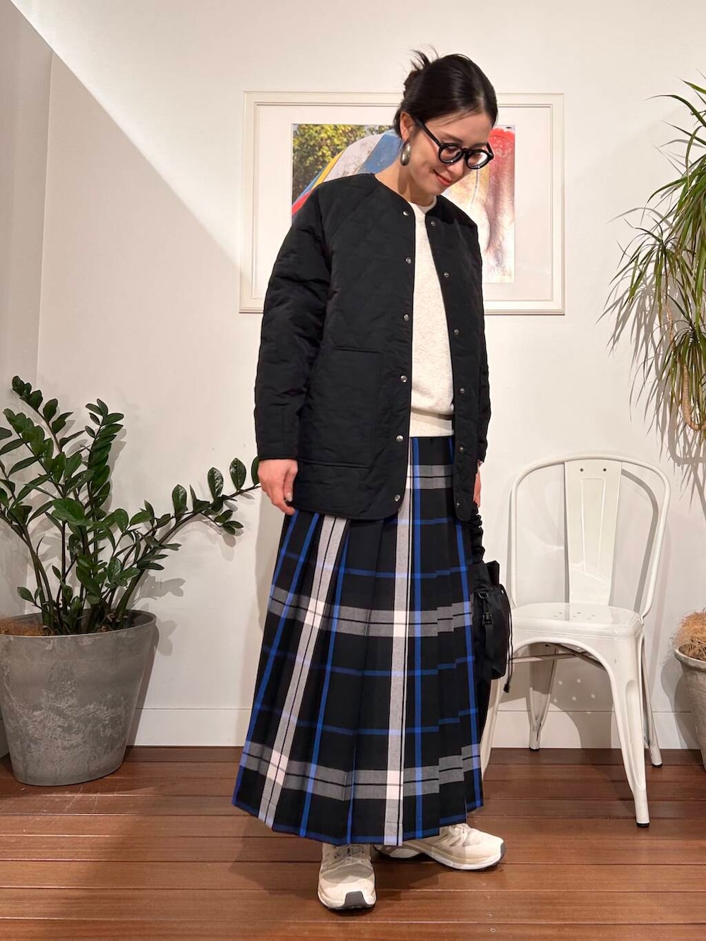 「シンプル、大人カジュアル、ママコーデ、アラフォーコーデ、楽ちん、30代コーデ、高身長、アラフォー、イエベ、骨格ナチュラル、ママの体型カバー_骨盤、ママの体型カバー、最旬アウターコーデ、一推しアウター×ナチュラル、私の推しsaleアイテム24aw」|「URBAN RESEARCH Sonny Labelの『低身長向けも展開』チェックプリーツイージースカート(スカート、ブラック系)」を使った、横内さん(レディース・164cm)の冬コーディネートの5枚目の写真