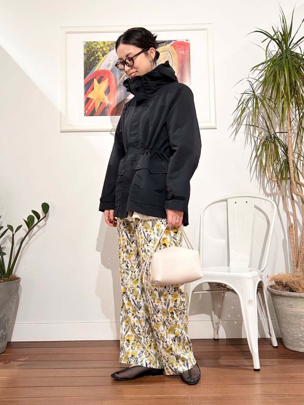 「シンプル、大人カジュアル、ママコーデ、アラフォーコーデ、楽ちん、30代コーデ、高身長、アラフォー、イエベ、骨格ナチュラル、ママの体型カバー_骨盤、ママの体型カバー、春アウターコーデ、イエベ×骨格ナチュラル」|「URBAN RESEARCH DOORSのナイロンマウンテンパーカー(マウンテンパーカー、ブラック系)」を使った、横内さん(レディース・164cm)の春コーディネートの3枚目の写真