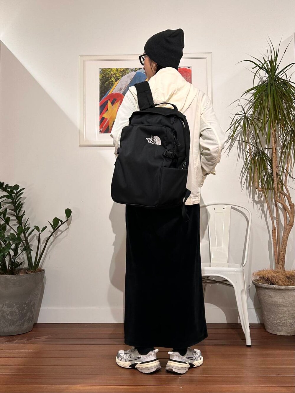 「シンプル、大人カジュアル、ママコーデ、アラフォーコーデ、楽ちん、30代コーデ、高身長、アラフォー、イエベ、ママの体型カバー_骨盤、ママの体型カバー、春アウターコーデ、イエベ×骨格ナチュラル」｜「THE NORTH FACEのTHE NORTH FACE　Boulder Daypack（バックパック/リュック、ブラック系）」を使った、横内さん（レディース・164cm）の春コーディネートの5枚目の写真