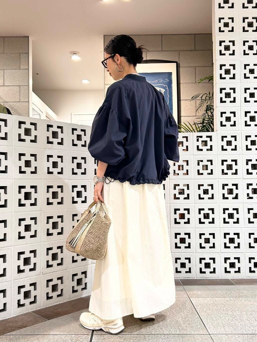 「シンプル、大人カジュアル、ママコーデ、アラフォーコーデ、楽ちん、30代コーデ、高身長、アラフォー、イエベ、骨格ナチュラル、ママの体型カバー_骨盤、ママの体型カバー、イエベ×骨格ナチュラル、春のジャケットコーデ」｜「URBAN RESEARCH Sonny Labelの『UR TECH』ボリュームスリーブブルゾン（ブルゾン、ブルー系）」を使った、横内さん（レディース・164cm）の春コーディネートの5枚目の写真