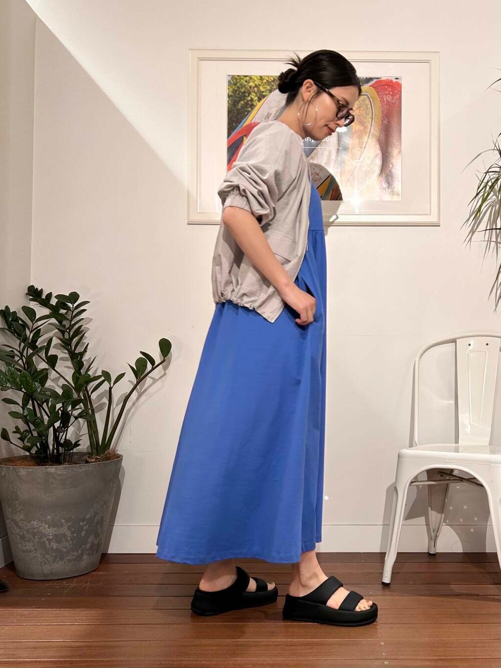 「シンプル、大人カジュアル、ママコーデ、アラフォーコーデ、楽ちん、30代コーデ、高身長、アラフォー、イエベ、骨格ナチュラル、ママの体型カバー_骨盤、ママの体型カバー、初夏のお出掛けコーデ、イエベ×骨格ナチュラル」｜「URBAN RESEARCH Sonny Labelのノーカラーギャザーブルゾン（ブルゾン、グレー系）」を使った、横内さん（レディース・164cm）の春コーディネートの2枚目の写真