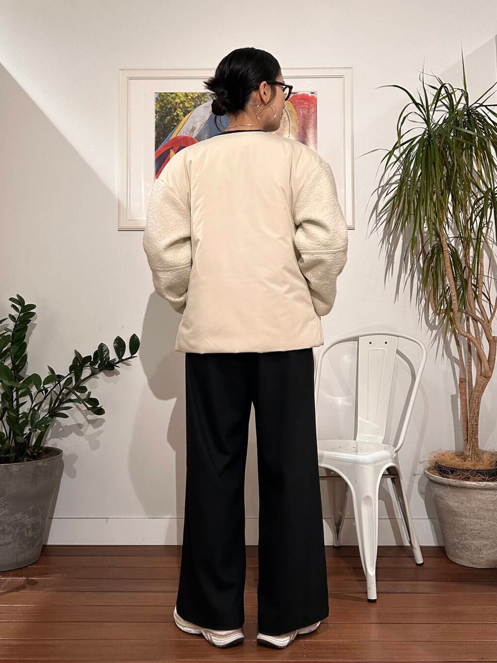 ブラック系のその他パンツ、ホワイト系のブルゾンを着用したレディースの冬コーディネートの3枚目の写真