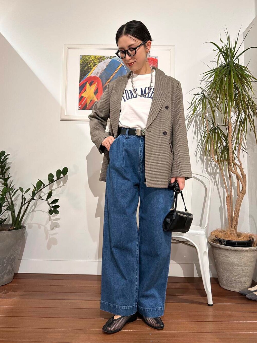 「シンプル、大人カジュアル、ママコーデ、アラフォーコーデ、楽ちん、30代コーデ、高身長、アラフォー、イエベ、骨格ナチュラル、ママの体型カバー_骨盤、ママの体型カバー、ナチュラル×イエベ春、春のジャケットスタイル、イエベ×骨格ナチュラル」|「VIOLAd'OROのVIOLAd’ORO ADRIA V-1326(財布、ブラック系)」を使った、横内さん(レディース・164cm)の春コーディネートの3枚目の写真