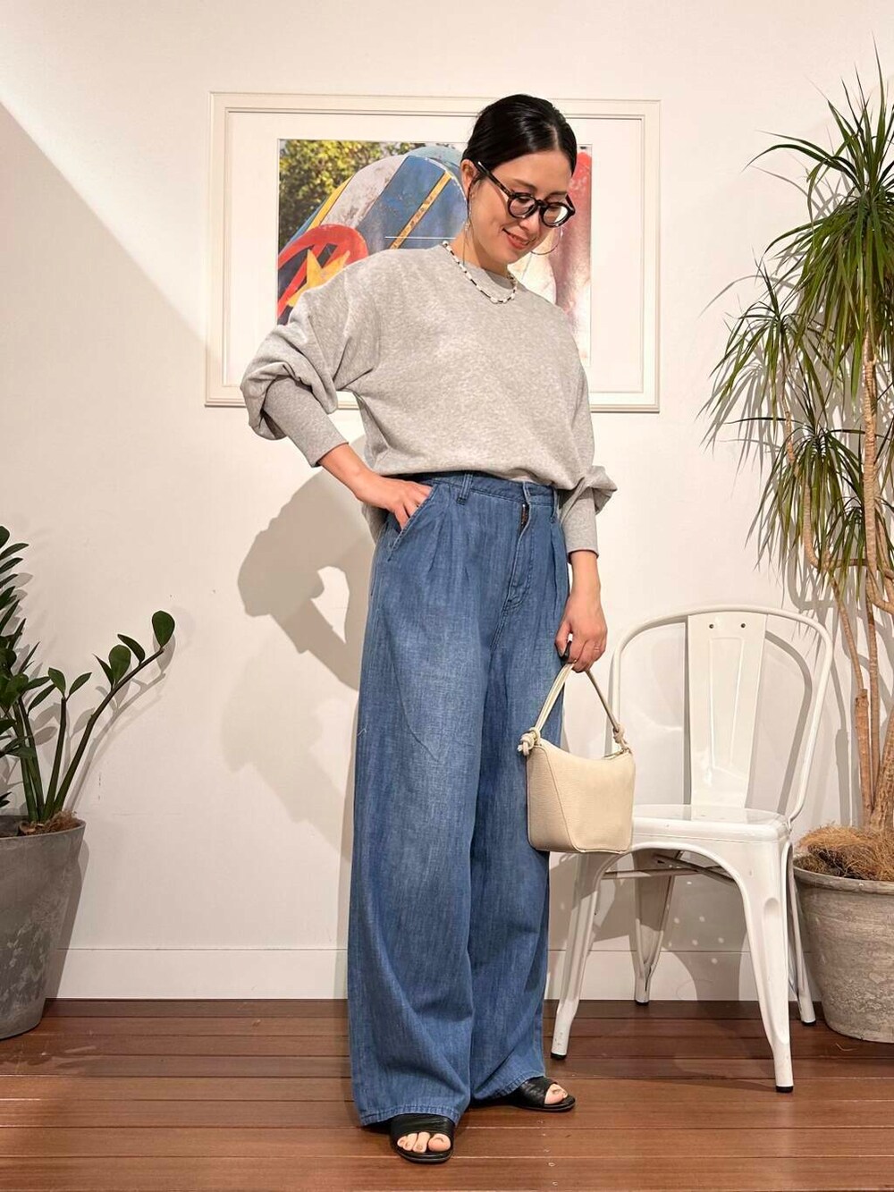 「シンプル、大人カジュアル、ママコーデ、アラフォーコーデ、楽ちん、30代コーデ、高身長、アラフォー、イエベ、骨格ナチュラル、ママの体型カバー_骨盤、ママの体型カバー、初夏のお出掛けコーデ、イエベ×骨格ナチュラル」｜「AULENTTIのAULENTTI　2WAYショルダーバッグ（ショルダーバッグ、ホワイト系）」を使った、横内さん（レディース・164cm）の春コーディネートの2枚目の写真