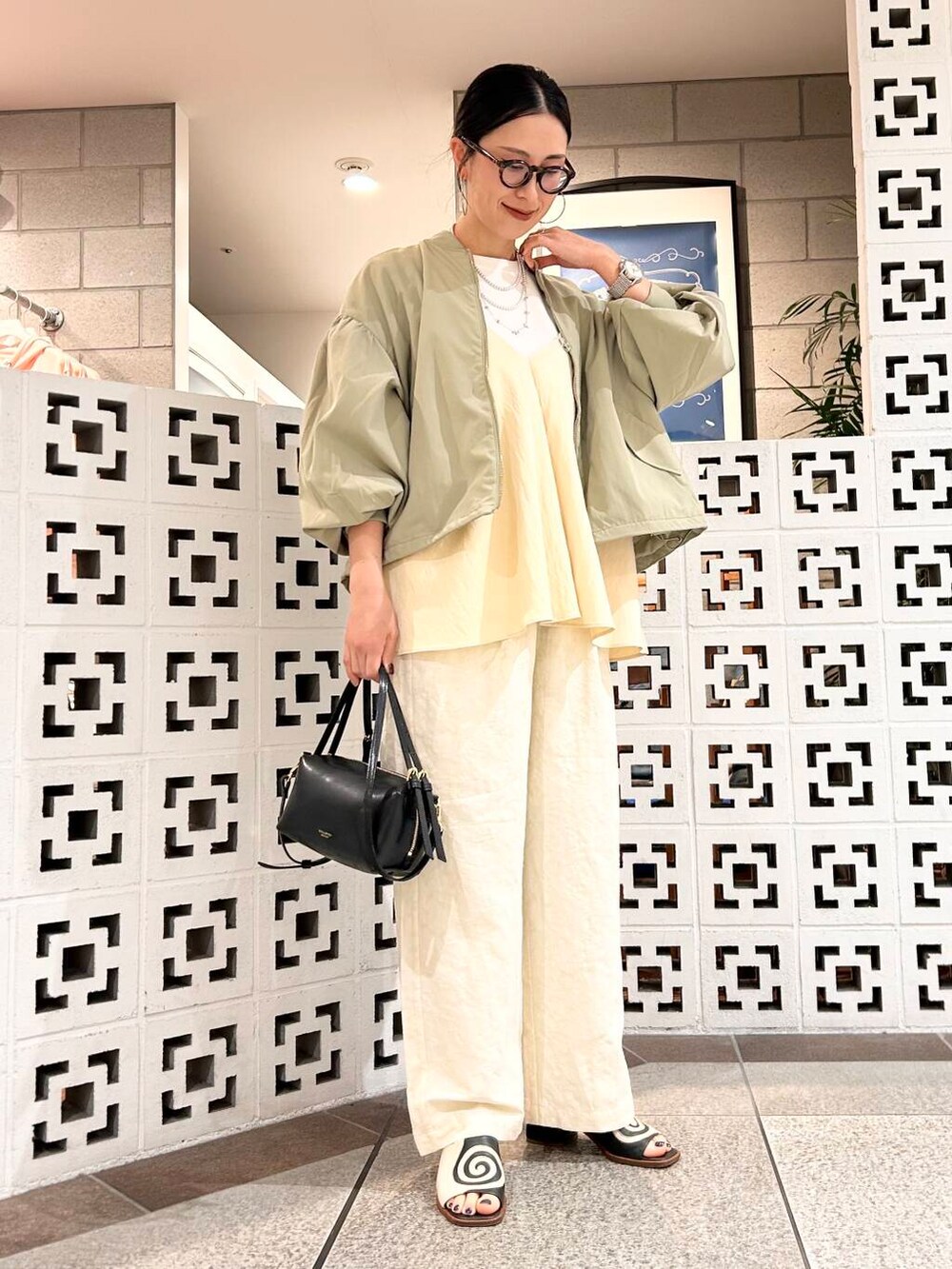 「シンプル、大人カジュアル、ママコーデ、アラフォーコーデ、楽ちん、30代コーデ、高身長、アラフォー、イエベ、骨格ナチュラル、ママの体型カバー_骨盤、ママの体型カバー、春アウターコーデ、イエベ×骨格ナチュラル」|「VIOLAd'OROのVIOLAd’ORO VOGUE V-1566(ハンドバッグ、ブラック系)」を使った、横内さん(レディース・164cm)の春コーディネートの3枚目の写真