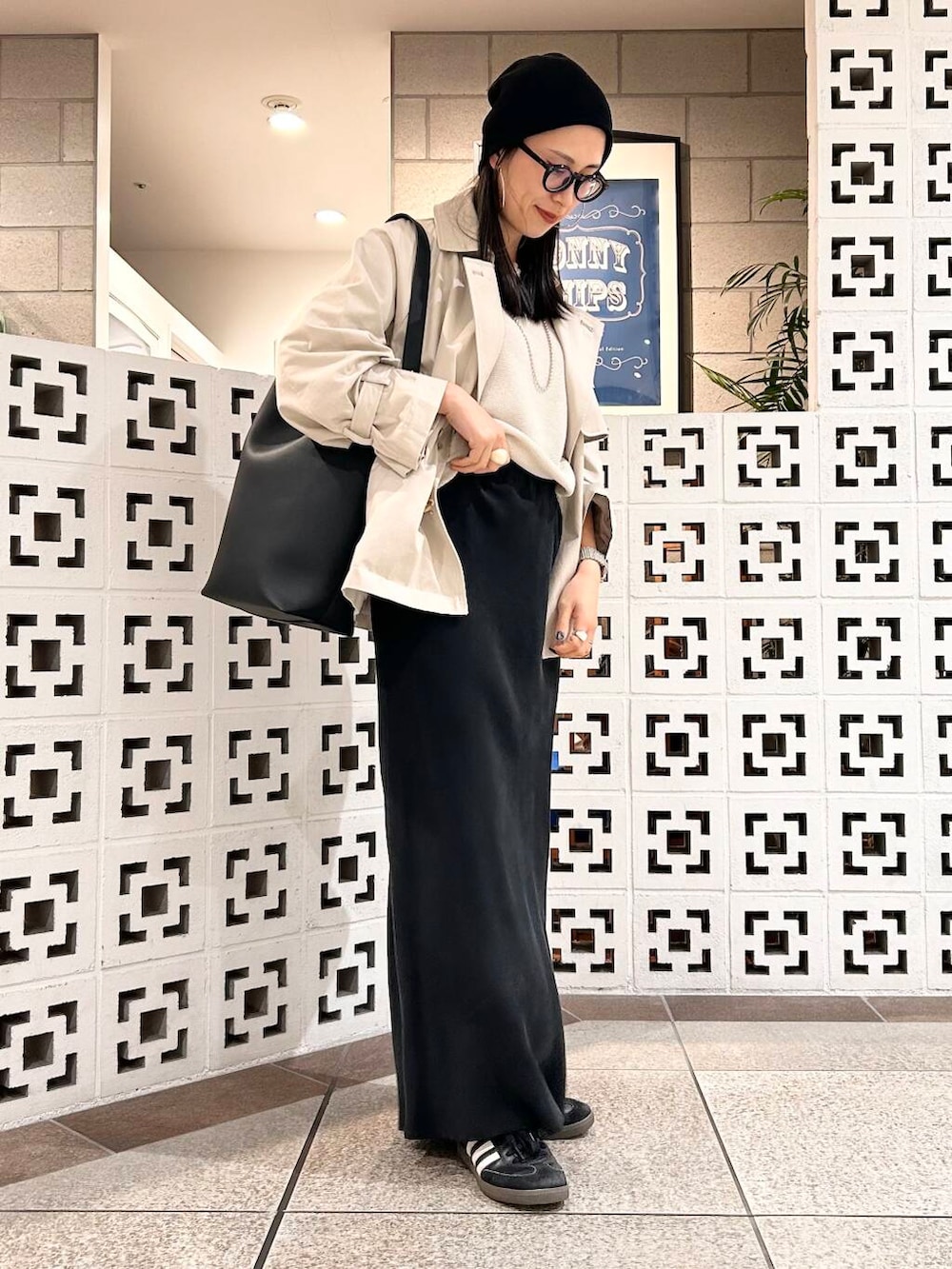 「シンプル、大人カジュアル、ママコーデ、アラフォーコーデ、楽ちん、30代コーデ、高身長、アラフォー、イエベ、骨格ナチュラル、ママの体型カバー_骨盤、ママの体型カバー、イエベ×骨格ナチュラル、春のジャケットコーデ」｜「URBAN RESEARCH Sonny Labelのワンハンドルバケツショルダーバッグ（ショルダーバッグ、ブラック系）」を使った、横内さん（レディース・164cm）の春コーディネートの7枚目の写真