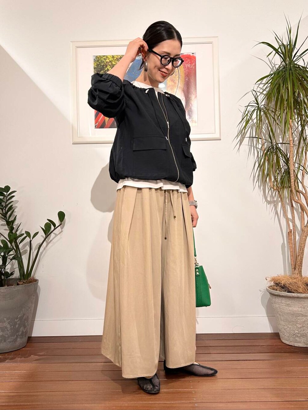 「シンプル、大人カジュアル、ママコーデ、アラフォーコーデ、楽ちん、30代コーデ、高身長、アラフォー、イエベ、骨格ナチュラル、ママの体型カバー_骨盤、ママの体型カバー、イエベ×骨格ナチュラル、春のジャケットコーデ」|「AULENTTIのAULENTTI 2WAYバケツ型ショルダーバッグ(ショルダーバッグ、グリーン系)」を使った、横内さん(レディース・164cm)の春コーディネートの5枚目の写真