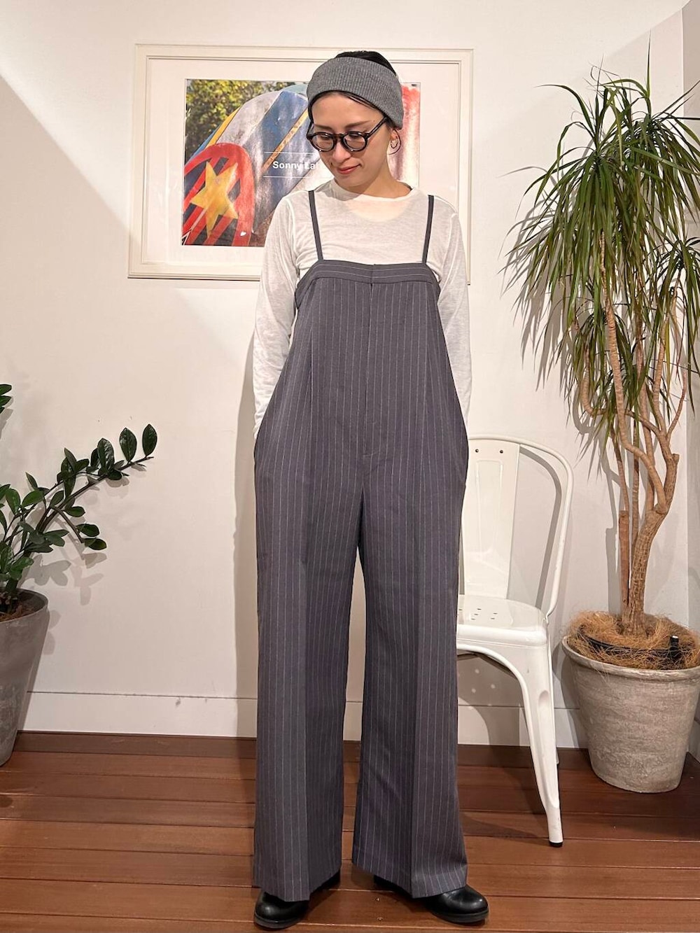 パープル系のハンドバッグ、ホワイト系のブルゾン、グレー系のサロペット/オーバーオールを着用したレディースの冬コーディネートの6枚目の写真