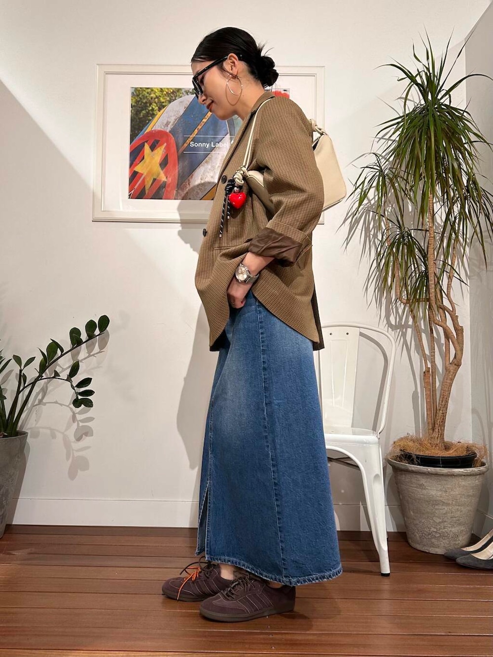 「大人カジュアル、ママコーデ、アラフォーコーデ、楽ちん、30代コーデ、高身長、アラフォー、イエベ、骨格ナチュラル、ママの体型カバー_骨盤、ママの体型カバー、ナチュラル×イエベ春、春のジャケットスタイル、イエベ×骨格ナチュラル」|「URBAN RESEARCH Sonny LabelのAラインデニムスカート(デニムスカート、ブルー系)」を使った、横内さん(レディース・164cm)の春コーディネートの4枚目の写真