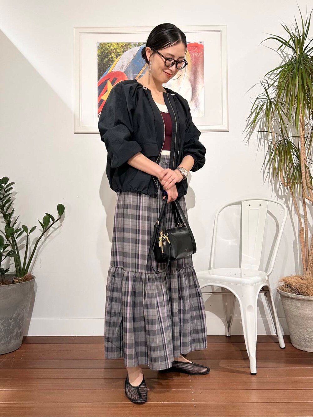 「シンプル、大人カジュアル、ママコーデ、アラフォーコーデ、楽ちん、30代コーデ、高身長、アラフォー、イエベ、骨格ナチュラル、ママの体型カバー_骨盤、ママの体型カバー、イエベ×骨格ナチュラル、春のジャケットコーデ」|「URBAN RESEARCHのambiguous Stretch Bustier(チューブトップ、レッド系)」を使った、横内さん(レディース・164cm)の春コーディネートの4枚目の写真